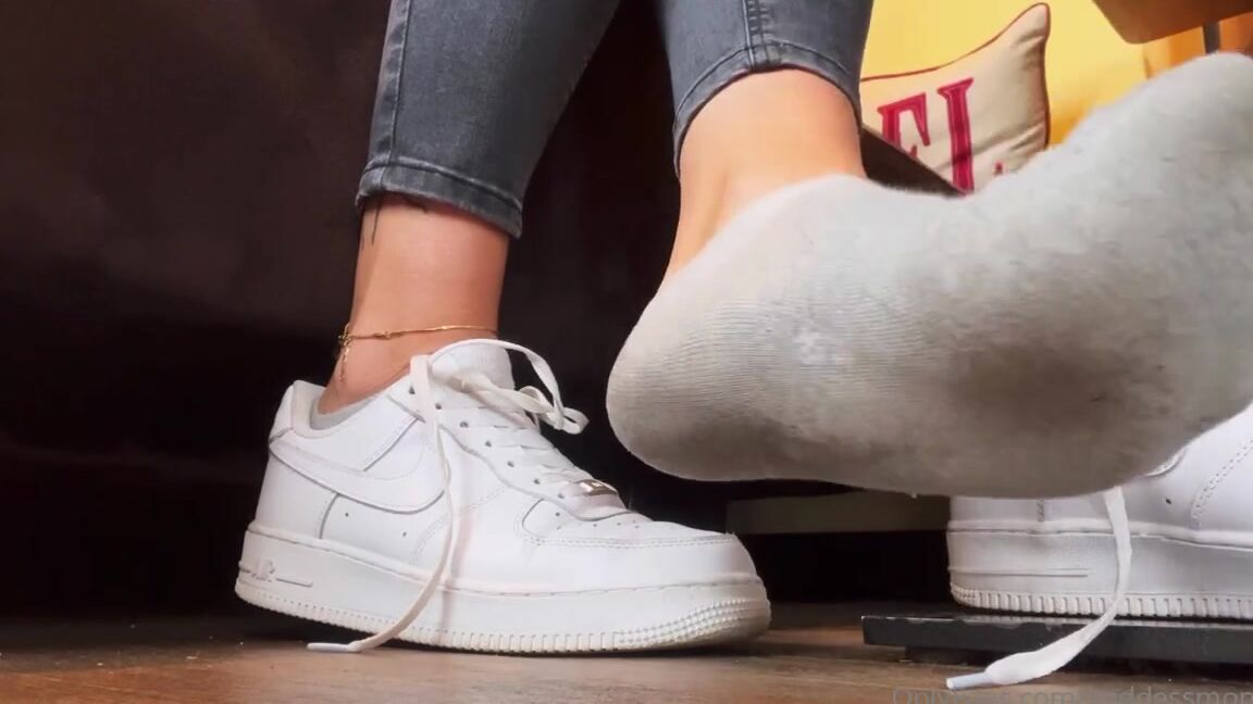 Goddessmona 91 Onlyfans Ich Geniee Meinen Kaffee Im Caf Und Du Gaffst Wie Man Sieht Sind Die Socken Am Frhen Morgen Schp