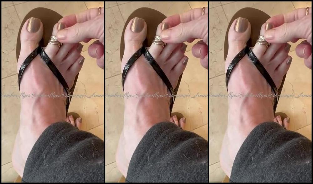 Thegingerdream Nicknamed Theginger Dream Onlyfans A Little Flip Flop Tease At Work