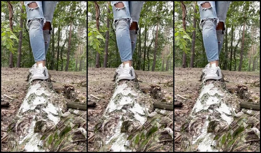 Queenfeetred Nicknamed Queenfeetred Onlyfans Fun In Forest