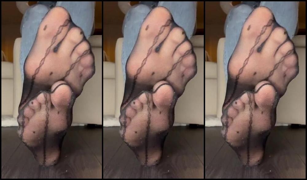 Sarina Jones Nicknamed Sarinajones 12 08 2024 Onlyfans Video Some Patterned Black Nylons For You Watch Me How I Presenting Them To You Pushing Them