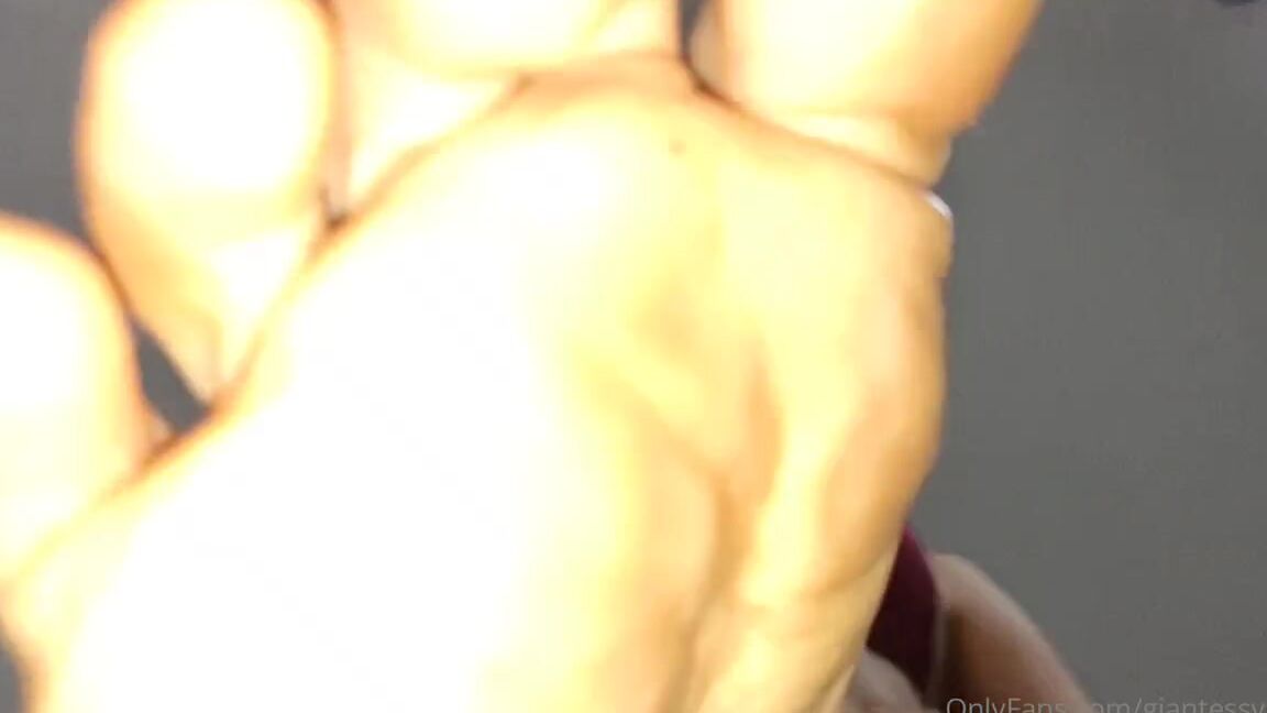 Valery Maxwell Nicknamed Giantessvalery Onlyfans 10 15 2022 You Know What Happens To The Tinies That Comes To My Room Without My Permission Little