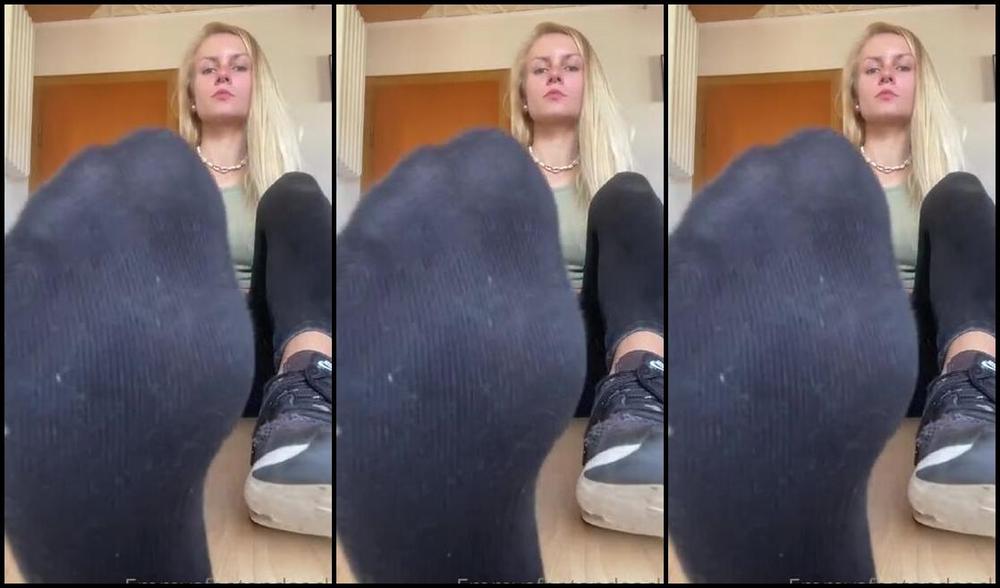 Emmysfeetandsocks Aka Emmyfeetandsocks Onlyfans These Socks Are So Smelly I Didn T Believe It Till I Smell Them By Myself 1P