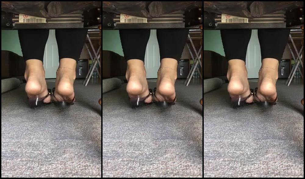 Deedeericanfeet Onlyfans Slappy Slappy Under The Chair As Requested