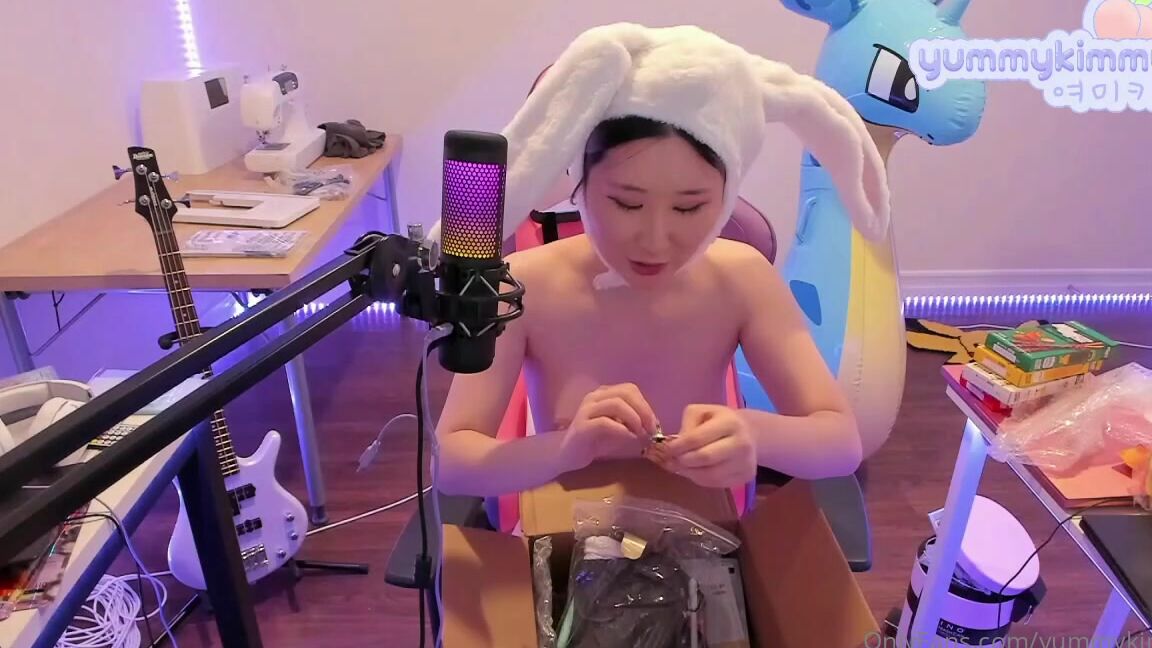 yummykimmy-21-05-2021-2115033502-nude-unboxing-vid-of-two-packages-silentnightfilms-sent-me-thank-you-sosososo-much-for-