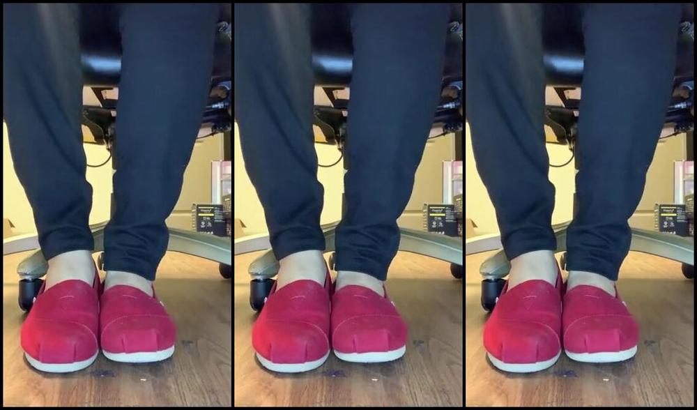 Natasha Aka Vibez3 Onlyfans Caught You Under My Desk Again Loser Go Ahead And Sniff