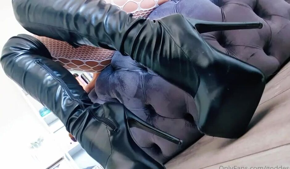 Miss Evie Lock Nicknamed Missevielock Onlyfans Mmm I Want You Down On All Fours At My Hot Boots Licking