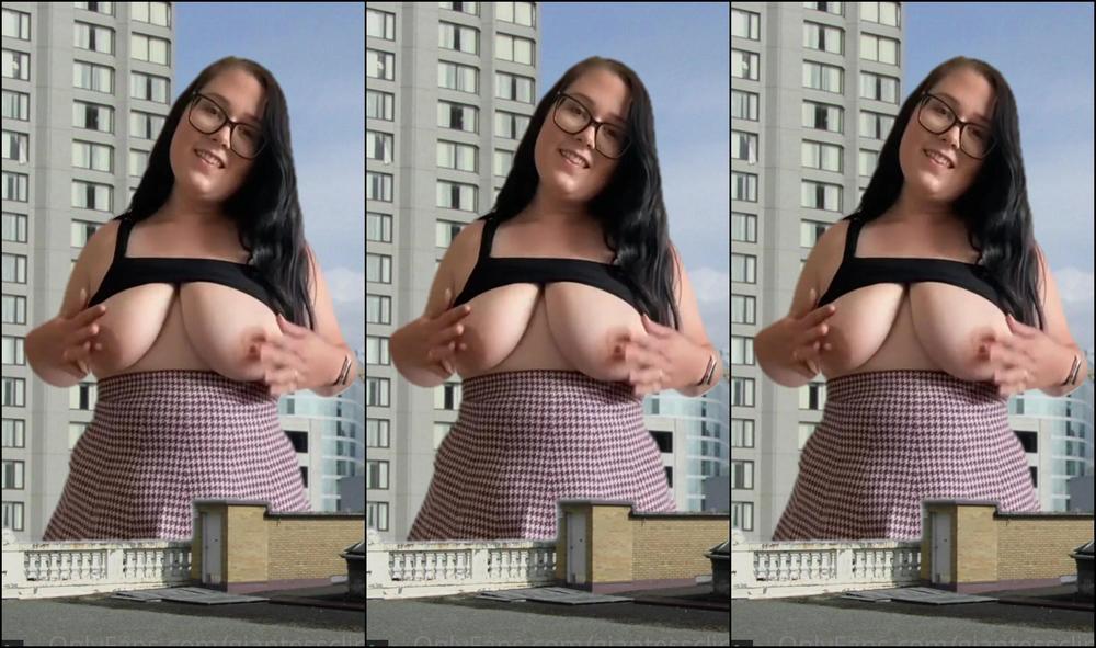 Giantessclips Sassy S Big Promotion Starring Sassy Sassysixteen For More Sassy Visit Https Onlyfa