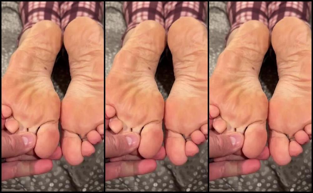 Solemate91 Nicknamed Solemate91 06 17 2024 Onlyfans Video I Like My Feet Being Used Hubby Keeps Trying To Get More But He Only Gets M