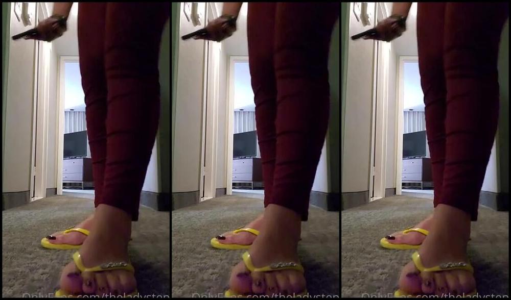 Lady Steph Nicknamed Theladysteph Onlyfans Just Some Flip Flop Snapping And Popping I Was Waiting To See What Of Was Gonna Do So Back At