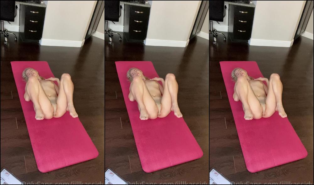 Jillkassidyy Nakey Yoga Goodmorning