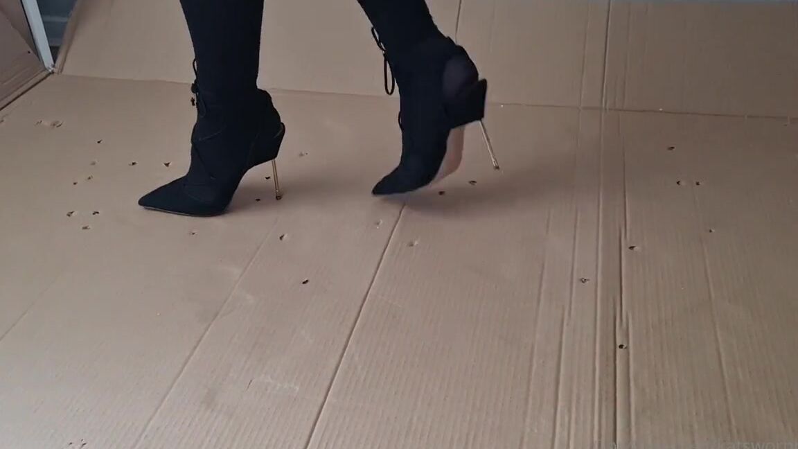 Kats Worn Heels Nicknamed Katswornheels Onlyfans Following On From My Last Box Crushing Asmr Clip Last Month This Time I Thought