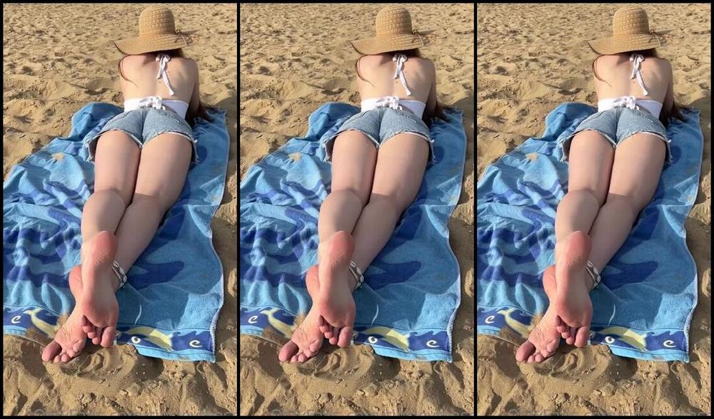 Tinsleyteaser Onlyfans Im Just Reading A Book While Completely Unaware Of How Hard My Soft Soles And Booty Are Making You D