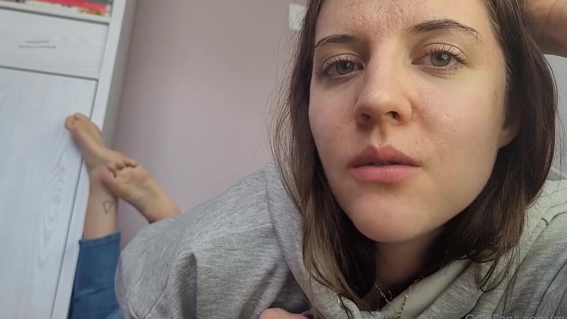 Masmr Onlyfans 2May Blue Bubblegum Bare Soles Two Poses First Feet Close To Camera Face In The Background