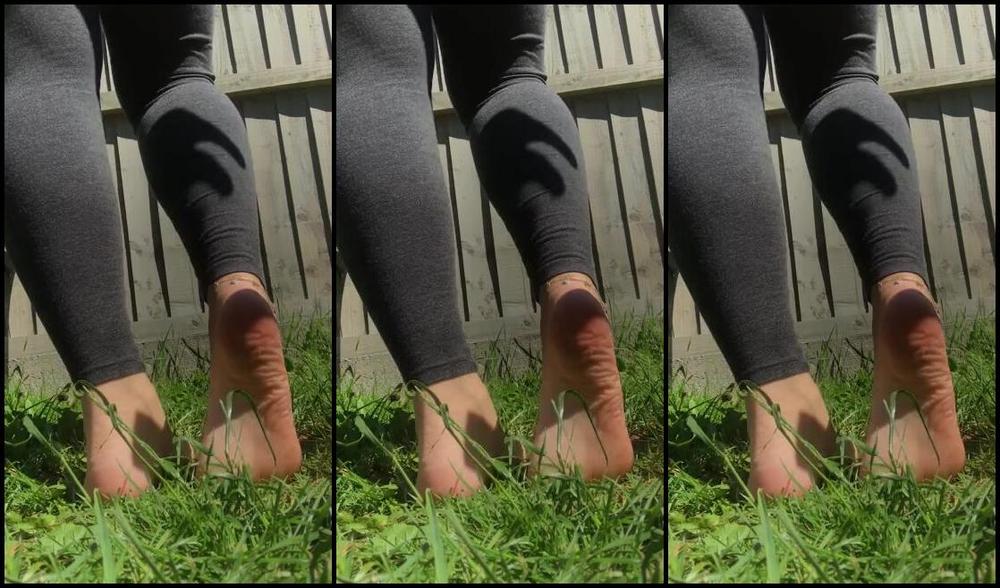 Footsiegalore Onlyfans Only Fans Exclusive Barefoot In The Grass Soles And Toes And Sparkles Galore
