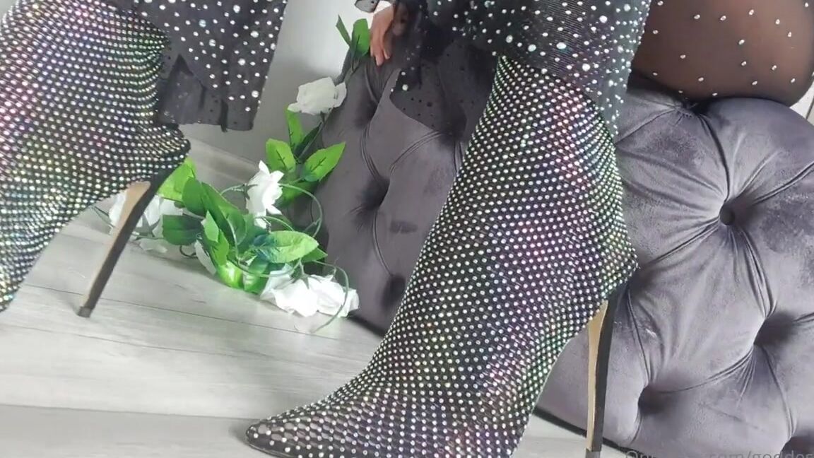 Miss Evie Lock Nicknamed Missevielock Onlyfans The True Place For A Beta Male Is At The Feet Of A True Goddess