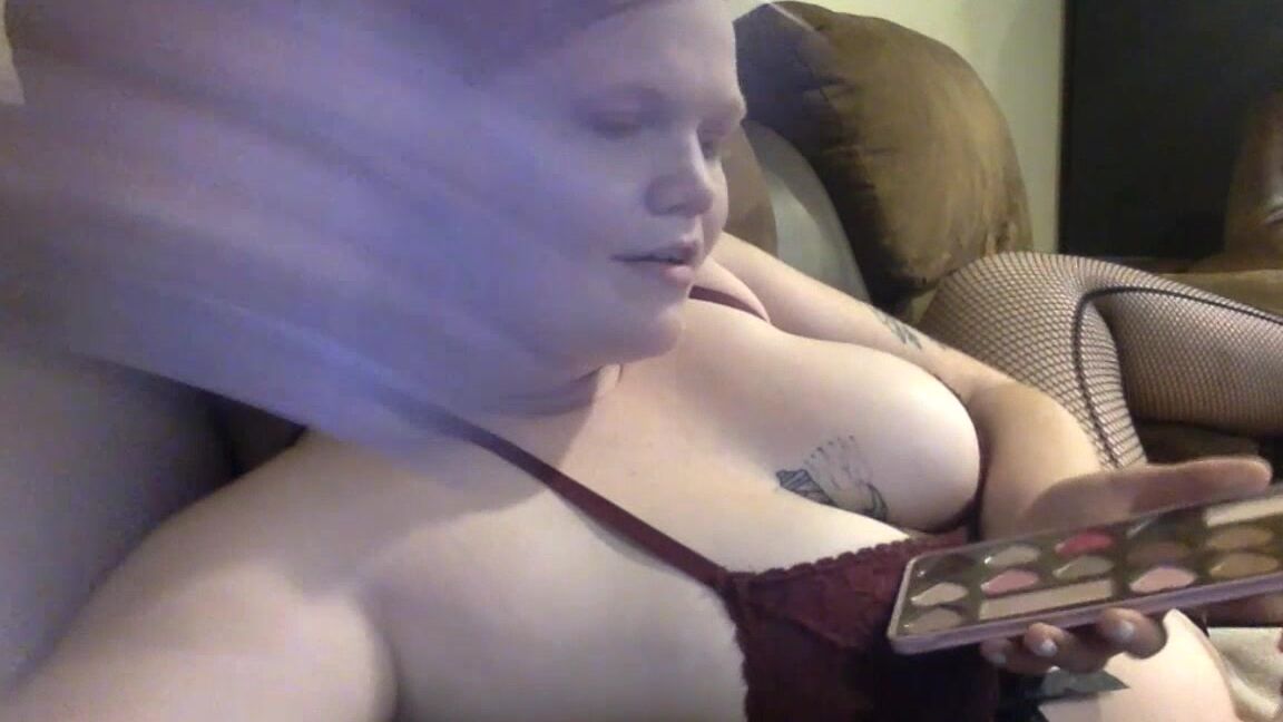 Sluttyfox Being Eaten Out While Doing Makeup