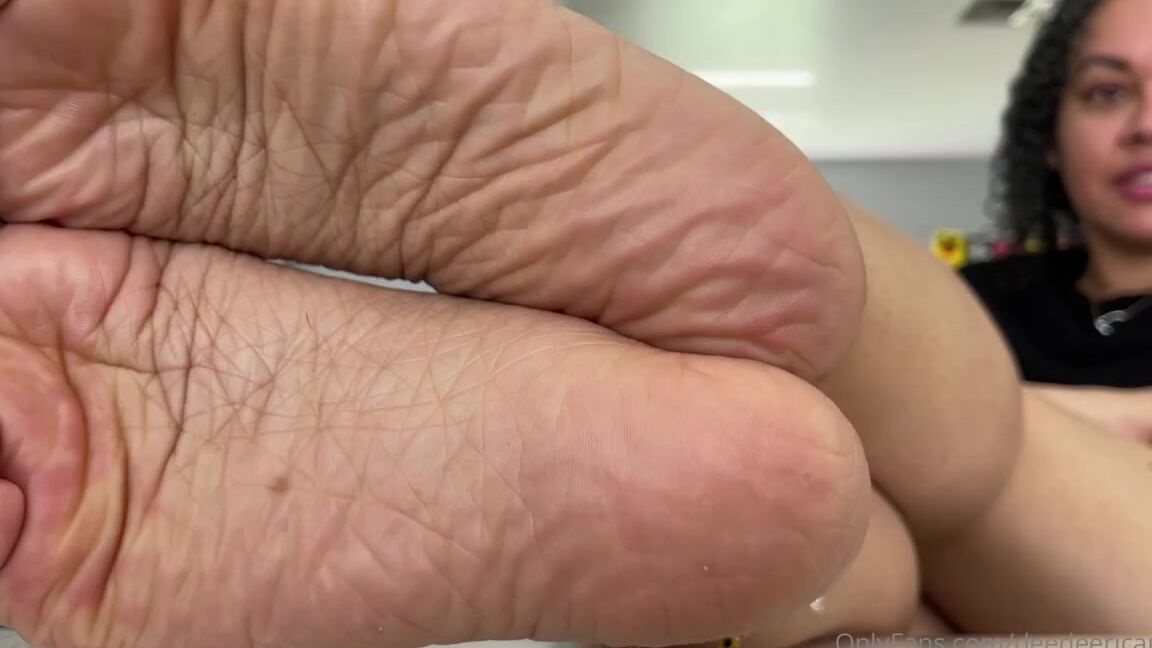 Deedeericanfeet 09 09 2024 Onlyfans Video As Requested Wide Angle View On My Table Closeups Of My Soles And Heels