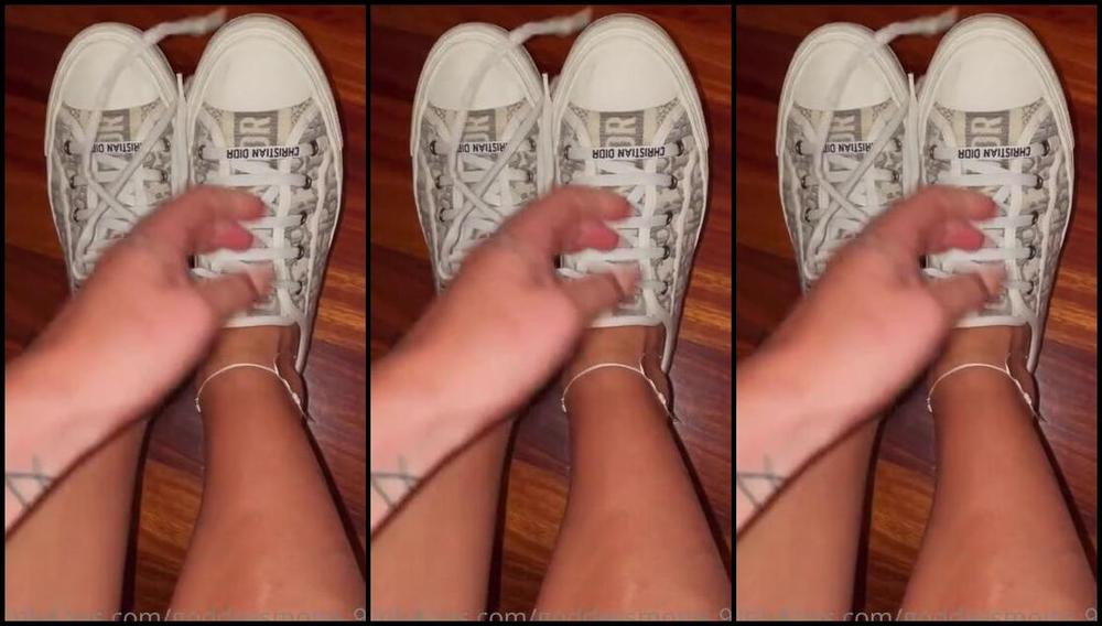 Goddessmona 91 Onlyfans Holiday Socks Update Sie Riechen Intensiver Und Sehen Auch Mittlerweile Grad Von Innen Immer Schwip