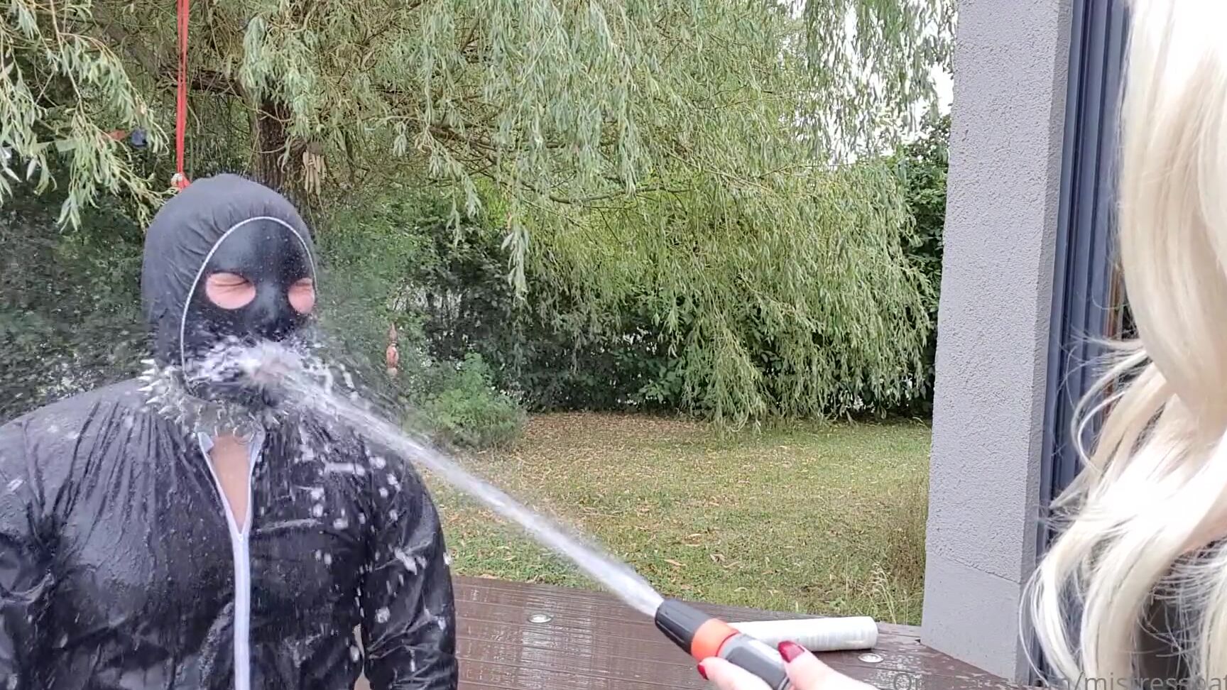 Mistresspatricia Bei Den Hei En Temperaturen Hatte Mein Sklave Ganz Besonders Viel Freude In Seinem Dicken