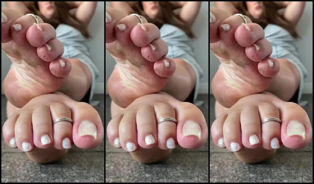 Caroline Aka Feetsiecakes Onlyfans Casually Ignoring You I Know There S A Few Good Boys Here Ready To Clean These Soles With Their Ton