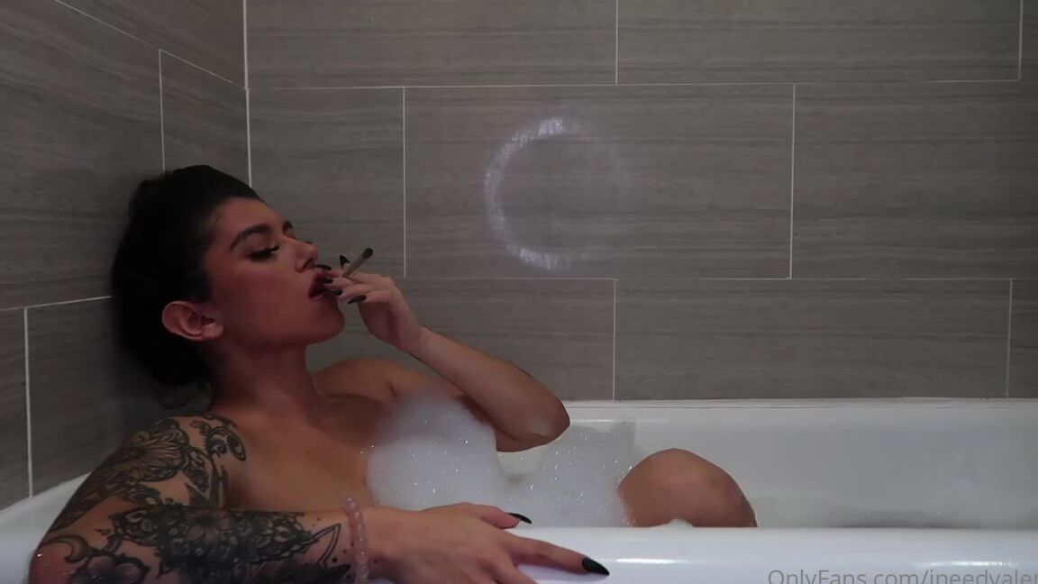 Valentina Fox Nicknamed Ineedvalentina Onlyfans Ignored While I Relax And Smoke In The Bath Premium