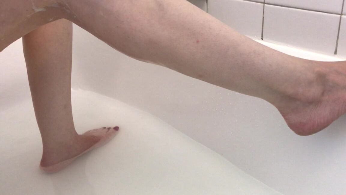 Canadiansammy Shaving In The Bathtub