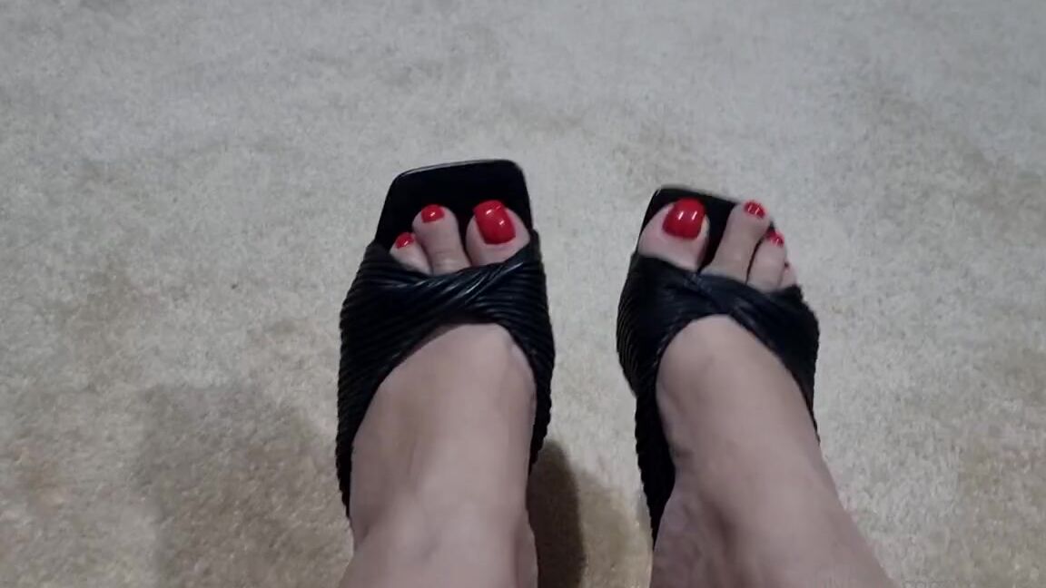 Mistressluna Onlyfans I Got A New Pedicure And Walking Back Home In Very Suny Street Now My Feet Looks Smells And Taste