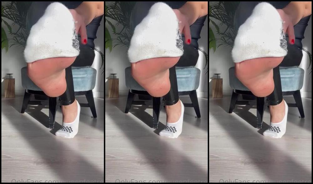 Queenfeetred Nicknamed Queenfeetred Onlyfans Mirrorleggins