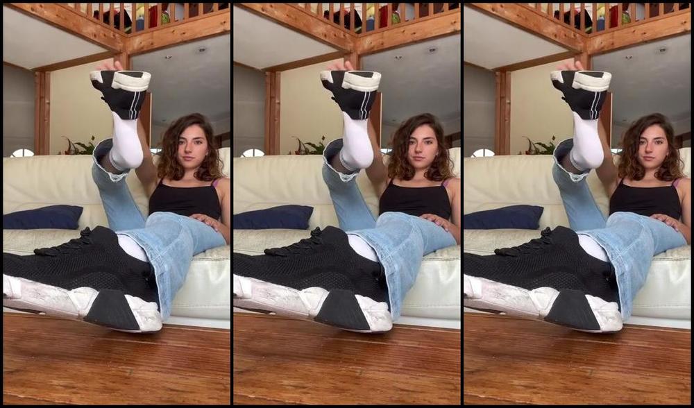 Chichiluluciole 09 02 2024 Onlyfans Video Mhhh My Shoes And Socks After A Long Walk Who Wants To Sniff Them