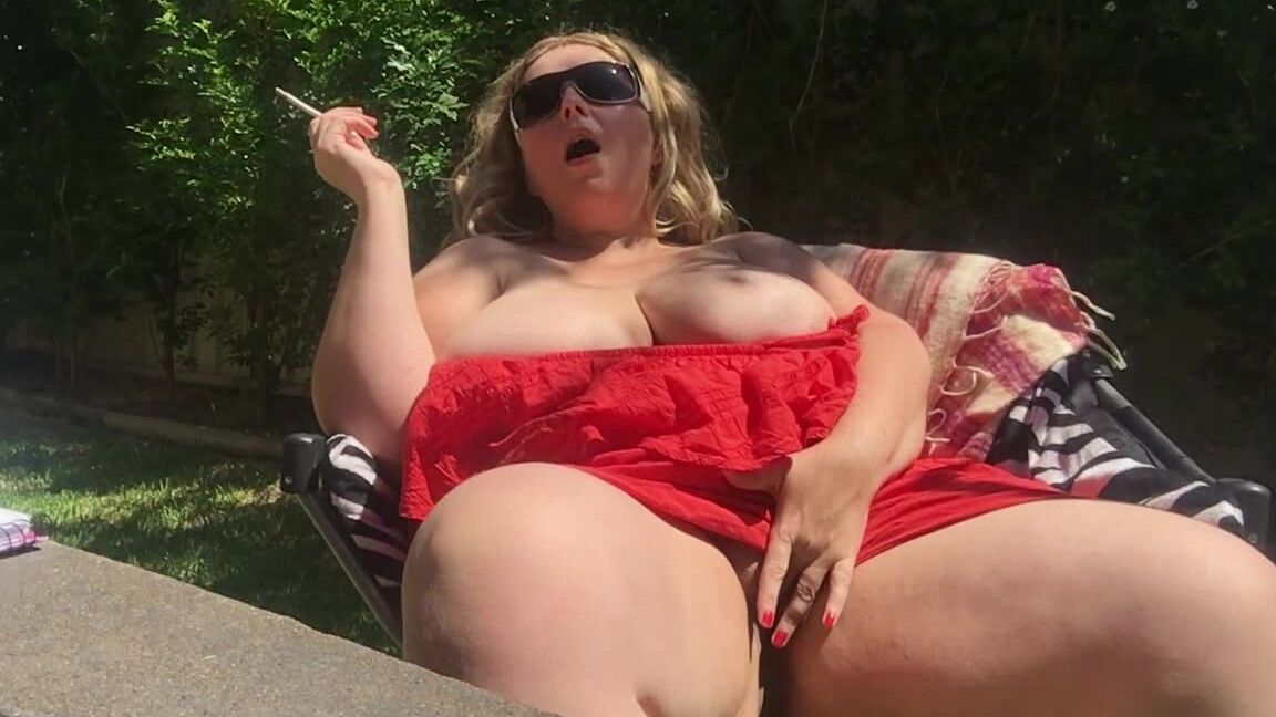 Desiree Wild Bbw Smoking A Cig Fucking Glass Dildo