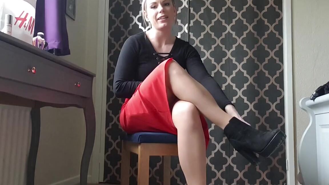 The Foot Queen Of England Aka Queengf90Premium Onlyfans A Nylon Tease Just For You