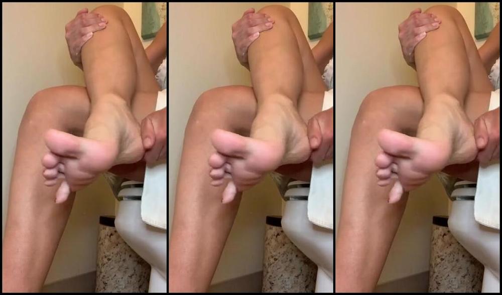 Solidgoddess Onlyfans Lotion Ing Up After A Nice Shower After A Long Day At Work