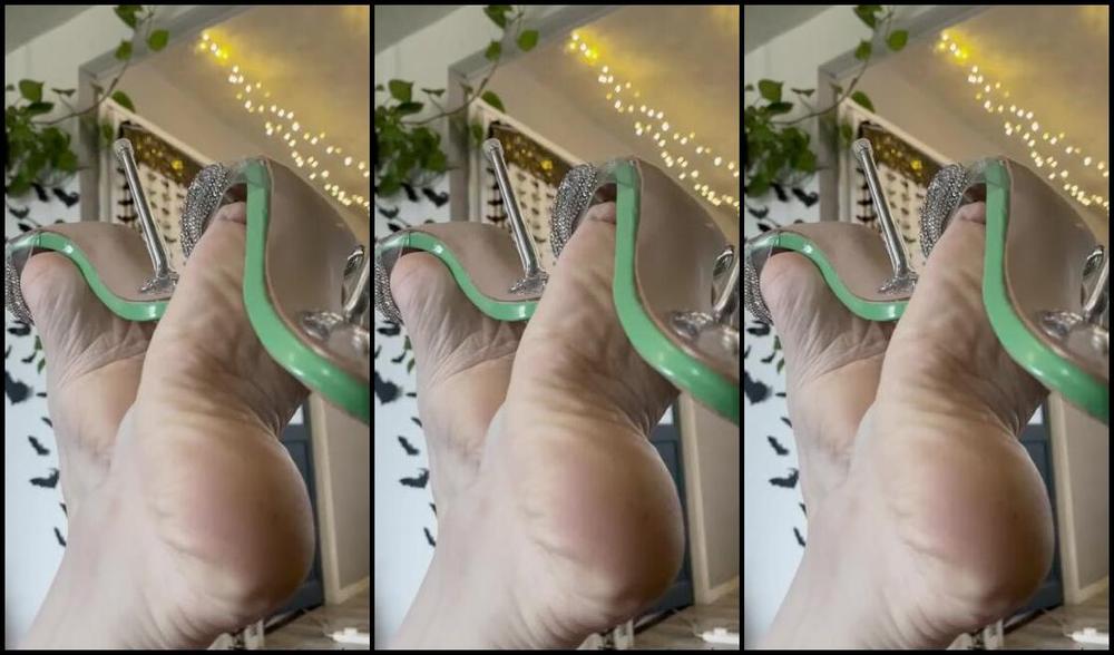 Joeyofarches Nicknamed Joeyofarches Onlyfans Playing With My New Mules In The Pose Are You Looking Yet 1