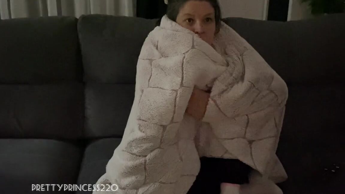 Prettyprincess220 03 31 2023 Onlyfans Video Я Смотрю Страшный Фильм Я Много Пукаю 9