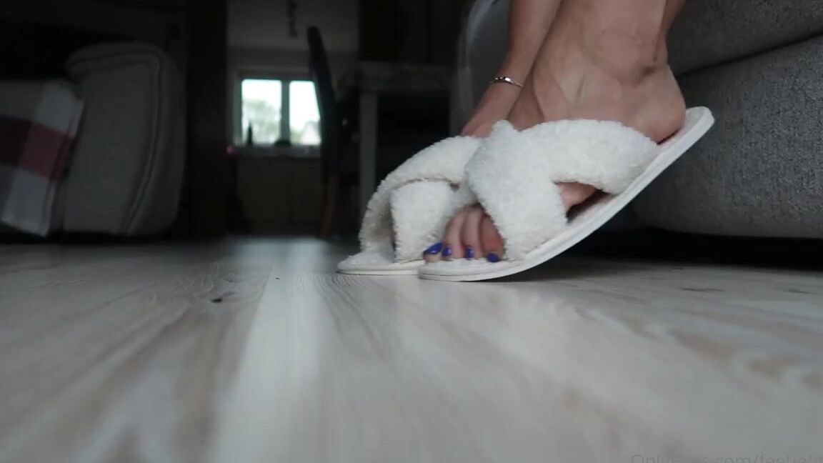 Goddesssuzie26 Onlyfans After A Very Long Hot And Sweaty Day I Know All You Want To Do It Press Your Unworthy Nose In Be 1