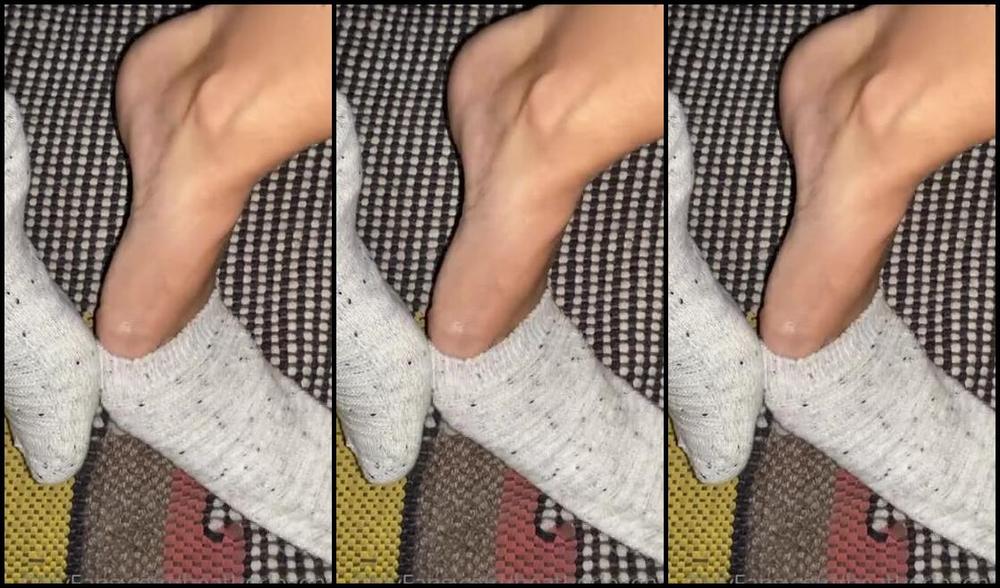 Heatherlovenyc Nicknamed Heatherlovenyc Onlyfans Gettin Chilly Here In Ny Whos Warming These Feet