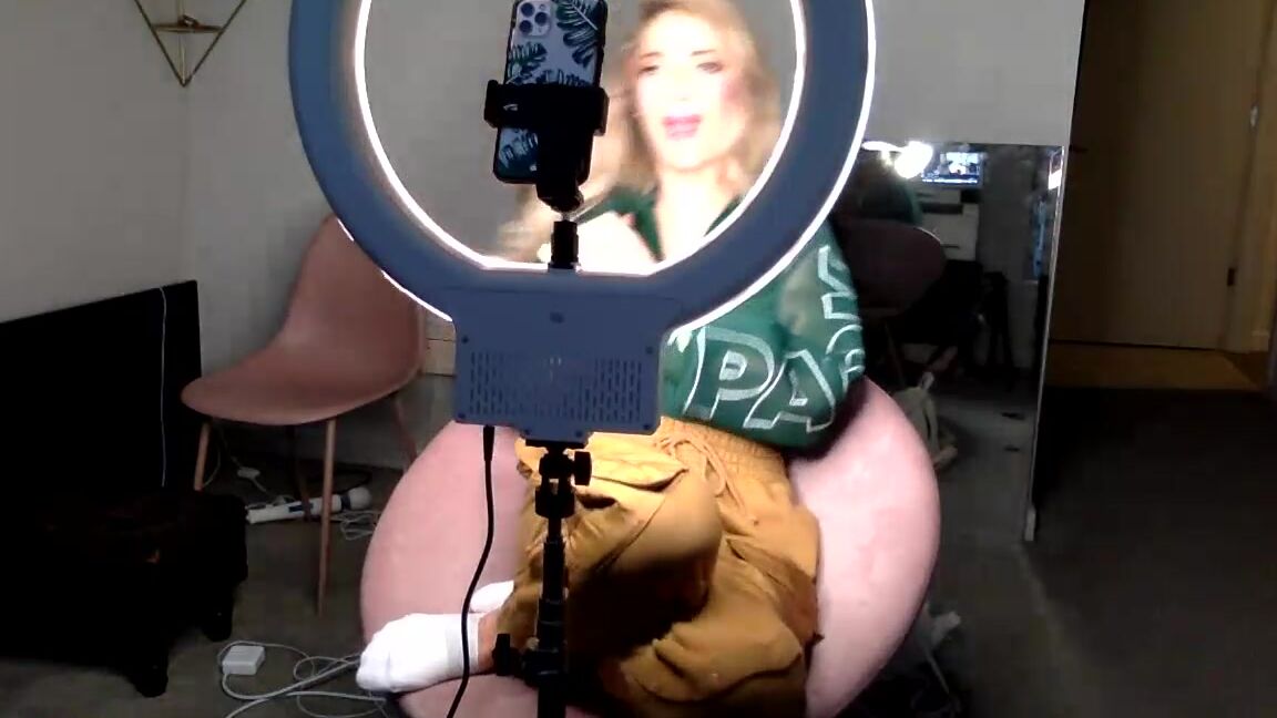 cameroncanela-26-11-2020-1330576646-stream-started-at-11-26-2020-12-06-am-hang-out-with-me-and-porcelain-pointe-