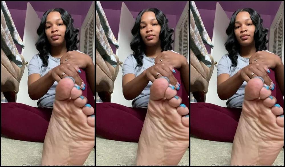 Liz Gennadi Nicknamed Lizgennadi 12 03 2020 Onlyfans Video Smells So Delicious Fresh Out Of My Socks A Mixture Of Sweat And My Sweet