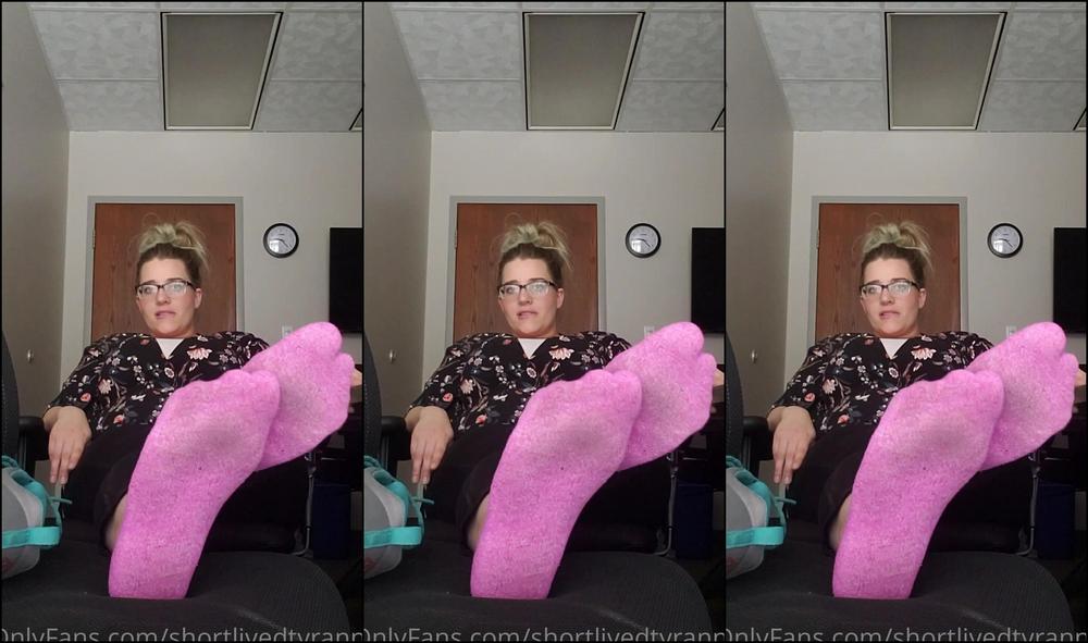 Shortlivedtyranny My Smelly Socks Are Filling The Office With A Strong Odor Can You Smell It