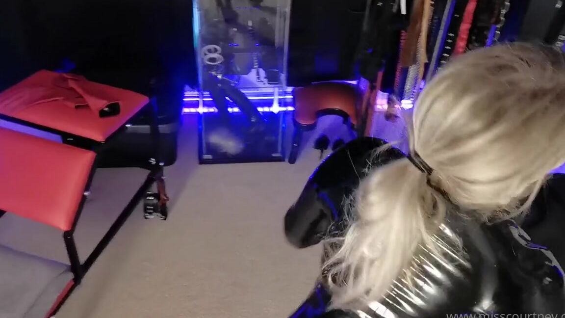 Misscourtneym Onlyfans Shining Up My Latexp