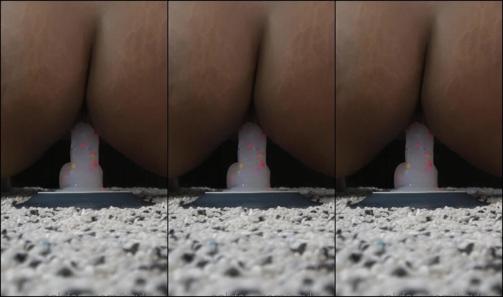 hayleyxyz-25-12-2020-1519159622-merry-christmas-solo-dildo-riding-my-christmas-present-that-santa-left-under-my-tree-its