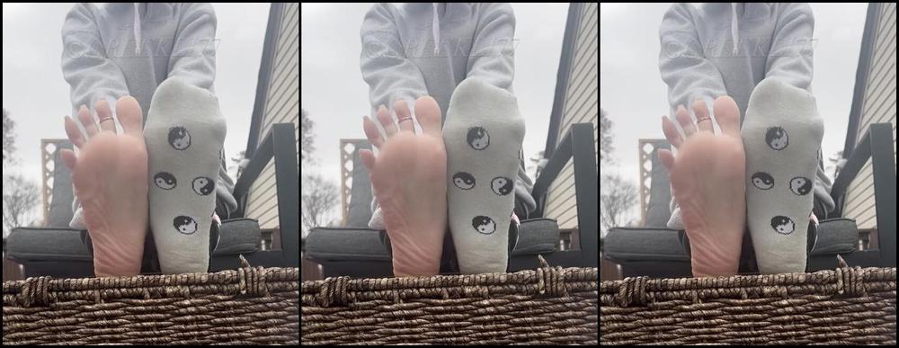 Greek Goddess Li Aka Greekli77 Onlyfans Handless Sock Removal Outside In This Chilly Ny Weather X