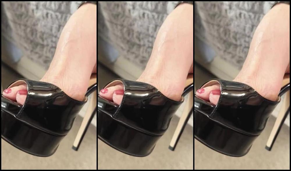 Kate Dangle Nicknamed Katedangle 03 18 2024 Onlyfans Video Take A Peek Under My Skirt And Get Up Close And Personal With My Soles