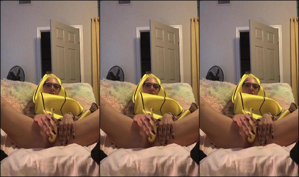 sunnyhues-01-11-2019-79237818-happy-halloween-watch-a-banana-get-fucked-by-a-banana