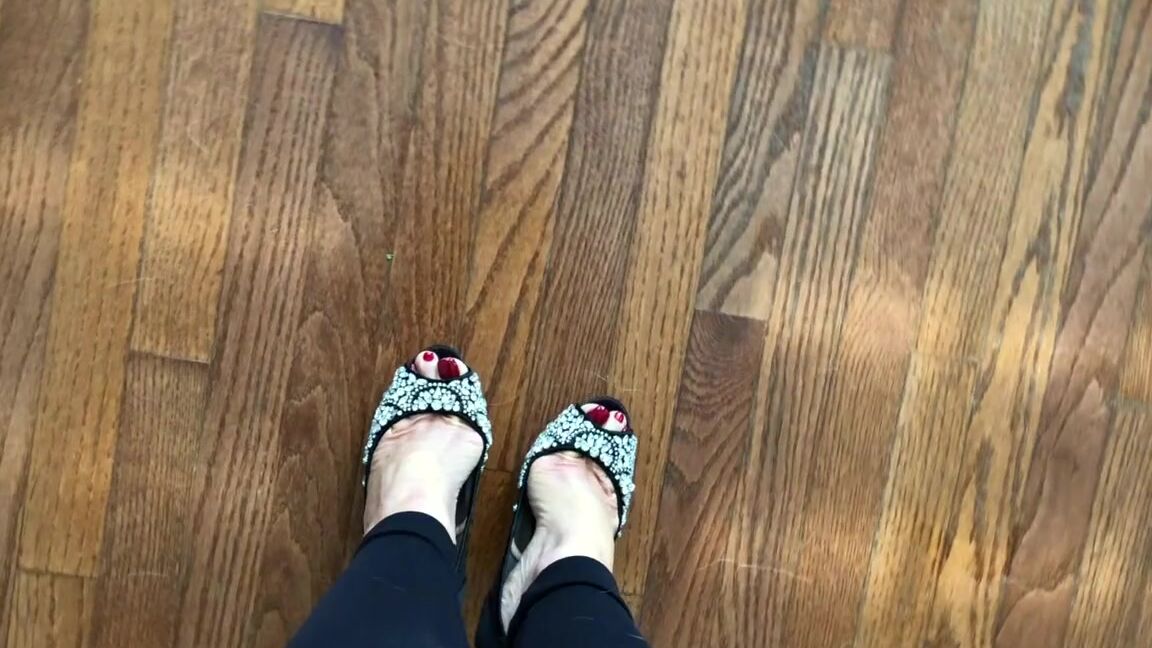 Janetmasonfeet Onlyfans Pov Peep Toe High Heels Walking Clipshot Just Now I Just Received These Sexy Shoes As A Gift Fro L