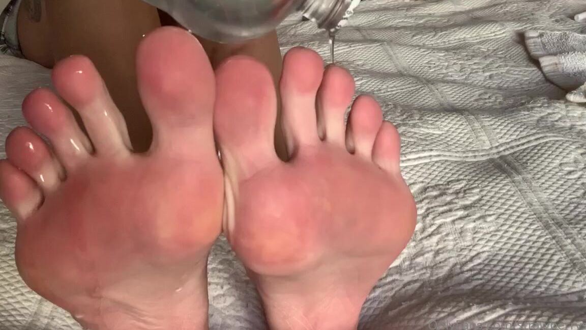 Miss Strawberry Nicknamed Ms Strawberryy Onlyfans Upclose And Personal As I Lather My Pink Soles In Oil Slipping And Sliding Shiny And
