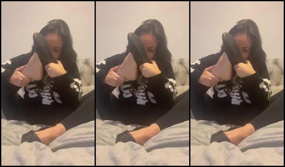 Queen1991 Nicknamed Queen9999111 Foot Fetish 11 07 2023 Onlyfans Video Smelly Black Flats Mmmm Lets Clean Them