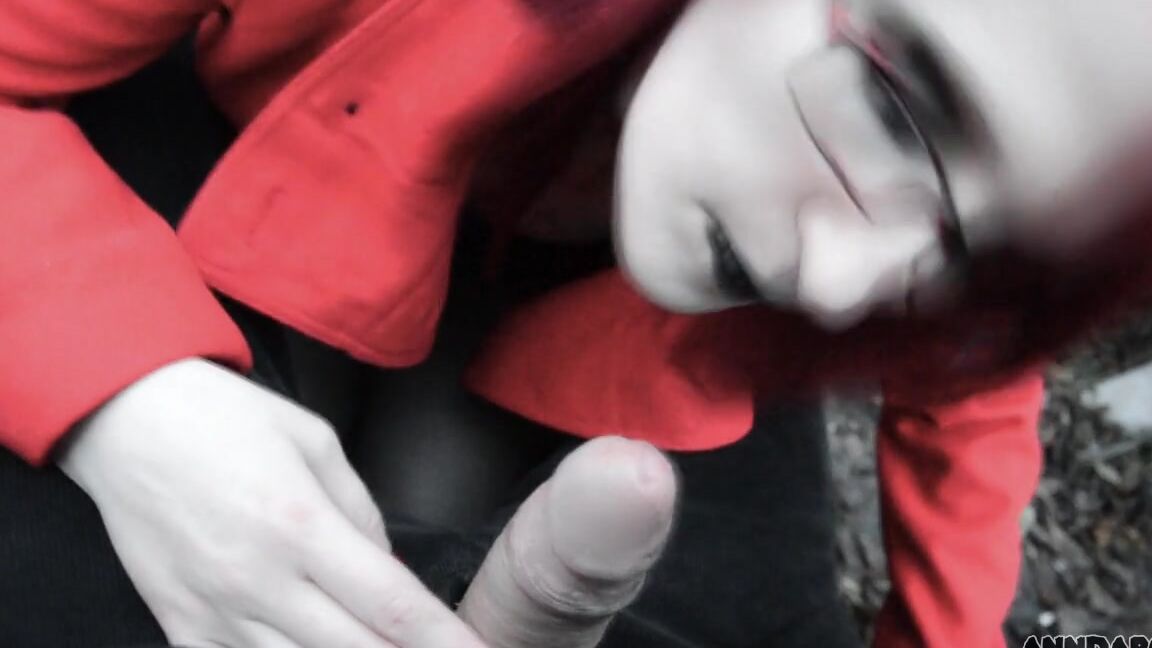 Anndarcy Blowjob In The Park Without Panties