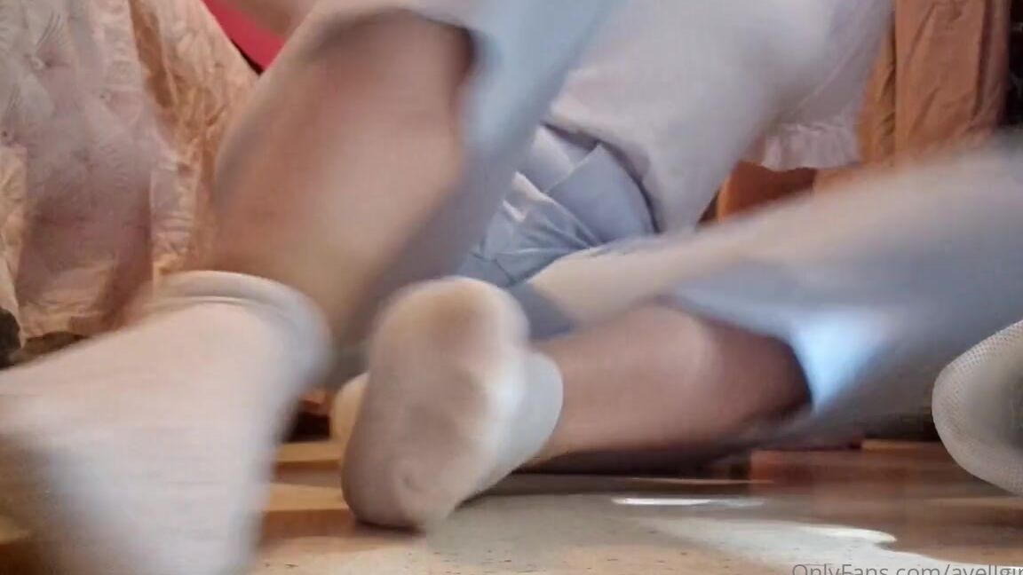 Ayellgirlfeet Nicknamed Ayellgirlfeet Onlyfans Je Retire Mes Petites Chaussettes Et Te Les Fait Sentir I Take Off My Socks And You Smell Them 1