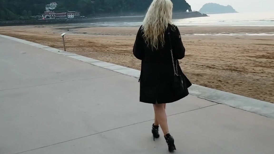 Mistress Sinpiedad Nicknamed Sinpiedad Onlyfans Worship My Leatherboots In The Beach Join My Onlyfans To See All My Clips